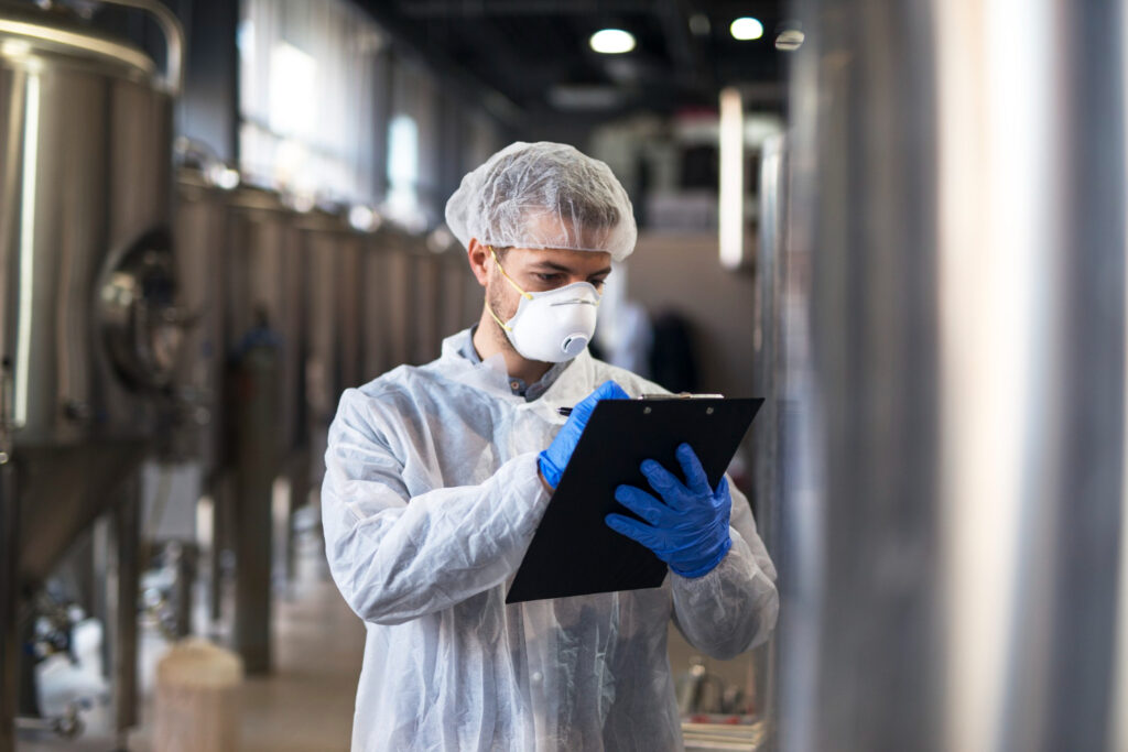 Hombre revisando calidad de productos en una fábrica
